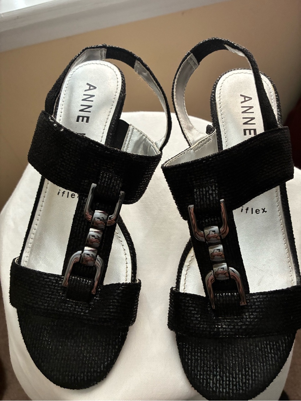 Anne Klein iFlex Black Textured T-Strap Wedge Sandals Metallic Buckle Size 7